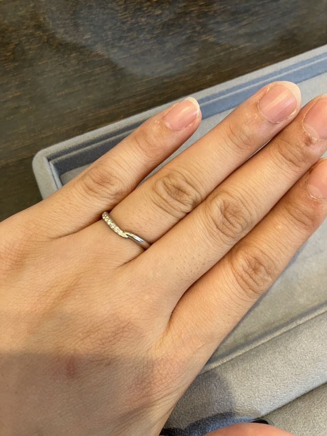 店舗にいき実際に試着している様子。