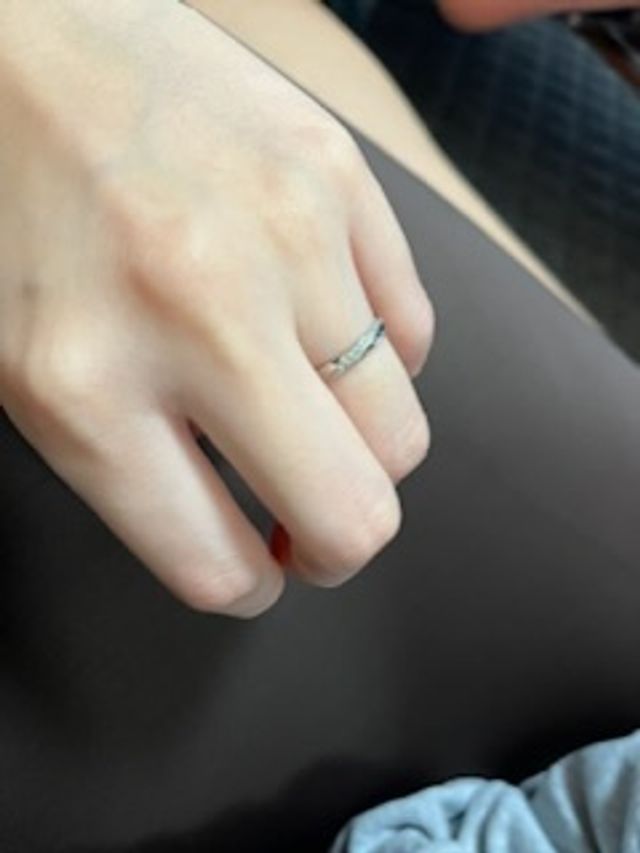 シンプルなデザインだけどちっちゃなダイヤが可愛いです！！