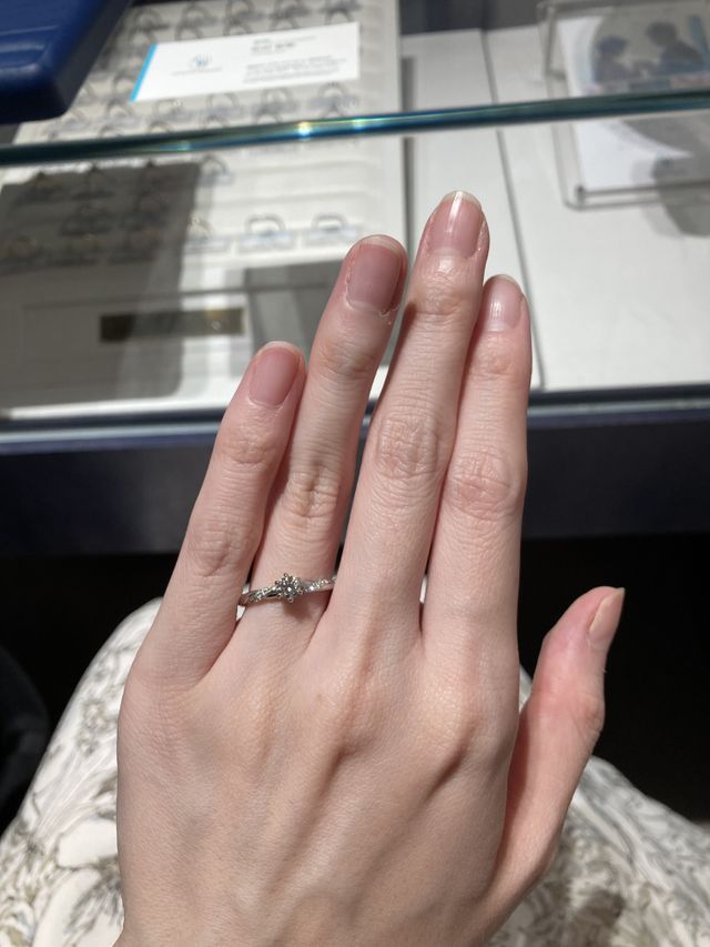 派手すぎず、人と被らない華奢なデザインのストレートリング