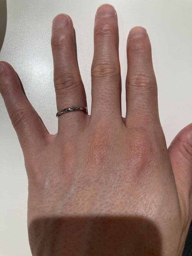 隣の指に当たりにくく、着け心地が非常に良いため選んだ。