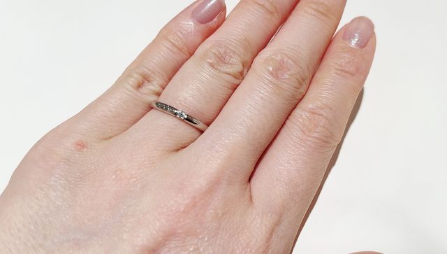 ストレートタイプのダイヤモンド一点留め。