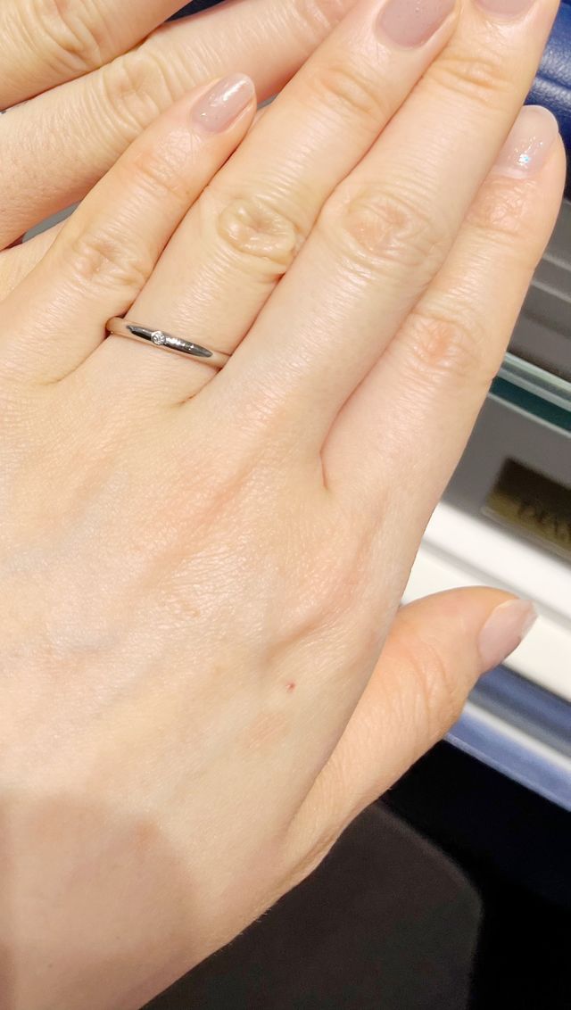 ストレートタイプ、ダイヤモンド一点留め。