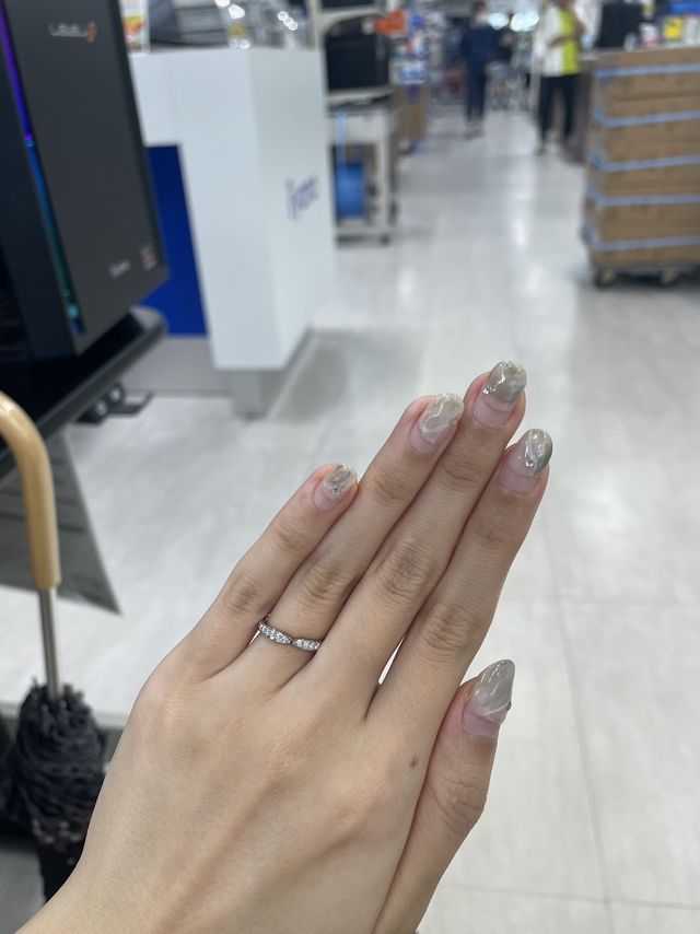 結婚指輪、ダイヤが散りばめられている