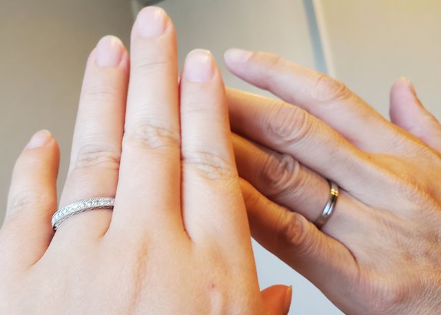 朝に自然光の下で撮影しました。光にあてると輝きます。