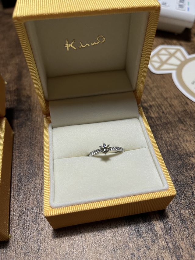 婚約指輪です。
主石もメレも譲り受けた石を使ってます。