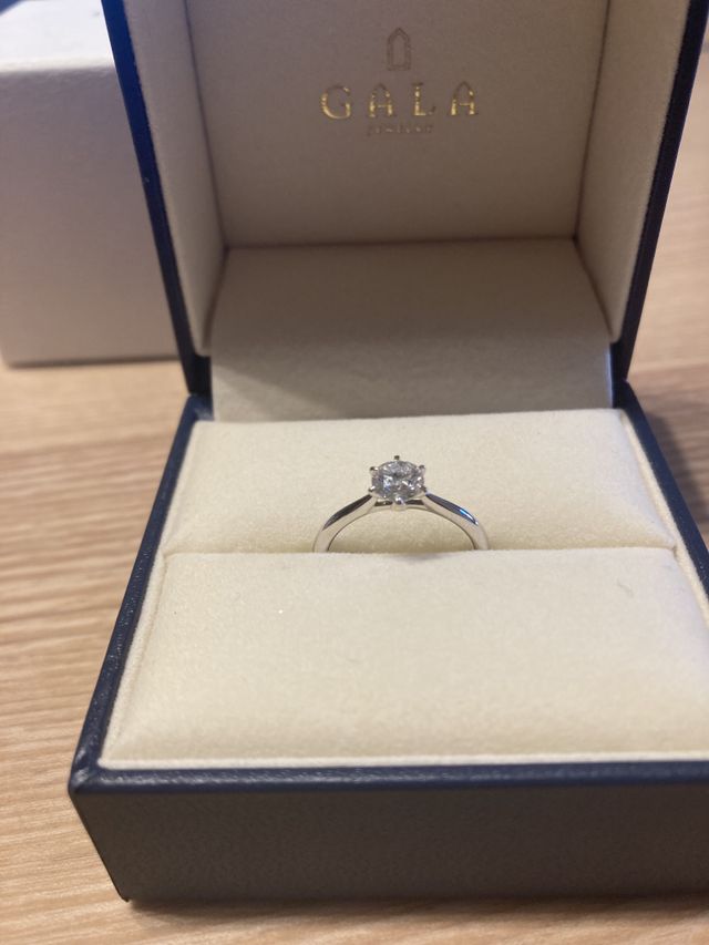 ダイヤが引き立つ立て爪タイプ一粒ダイヤのリングです。