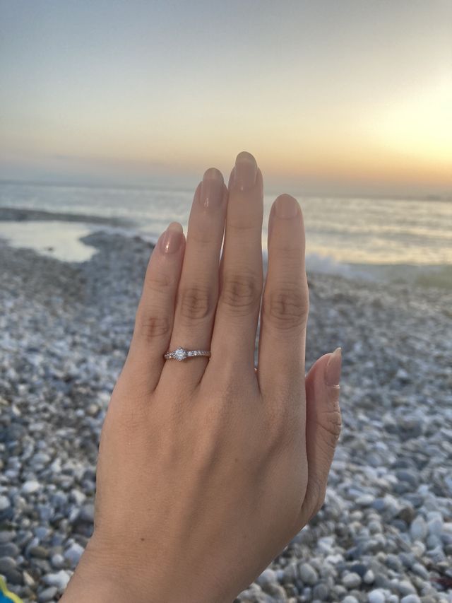 海辺の夕焼けをバックに、初めて婚約指輪をつけていただきました