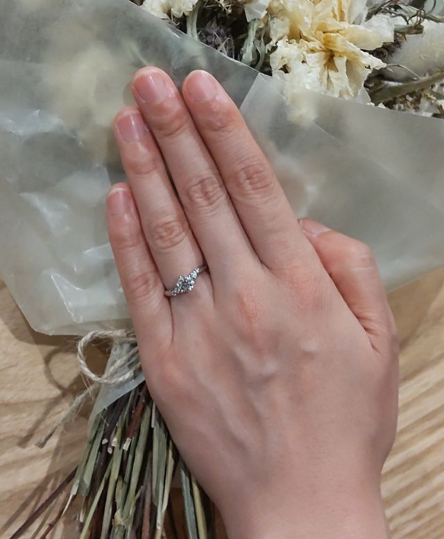 ダイヤと両サイドのメレダイヤが綺麗で、嫁も気に入っています。