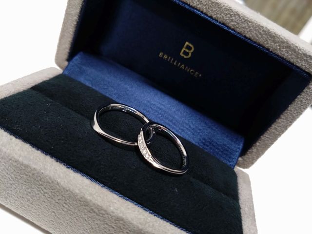 裏側に刻印とお互いの誕生石のシークレットストーンがあります。