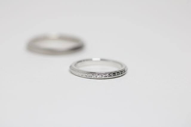 月桂樹の彫と鏡面の二面のデザインを楽しめる指輪です。