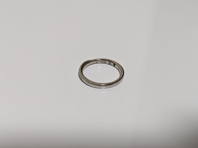 内側にダイヤとエメラルドが入っています。