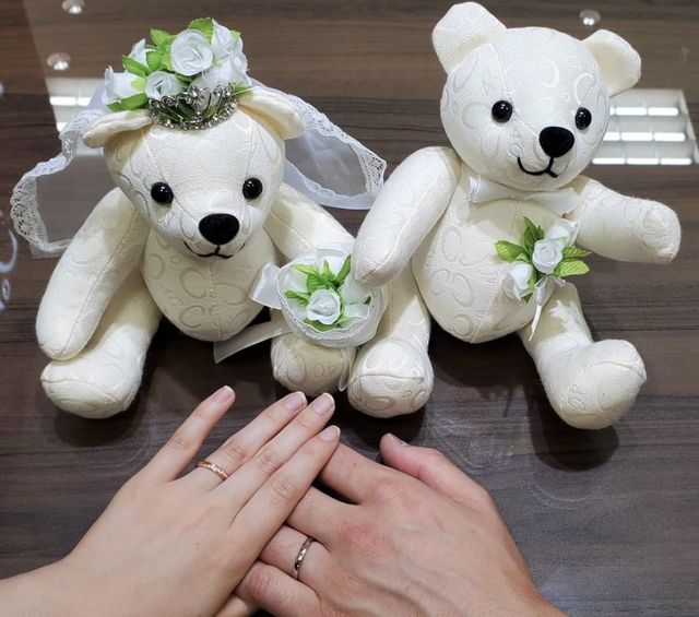 指輪を受け取りの際すぐ装着、店舗でクマと一緒に撮った