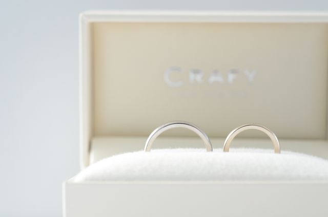 ブラックゴールドとホワイトゴールドで、アンティーク調です。