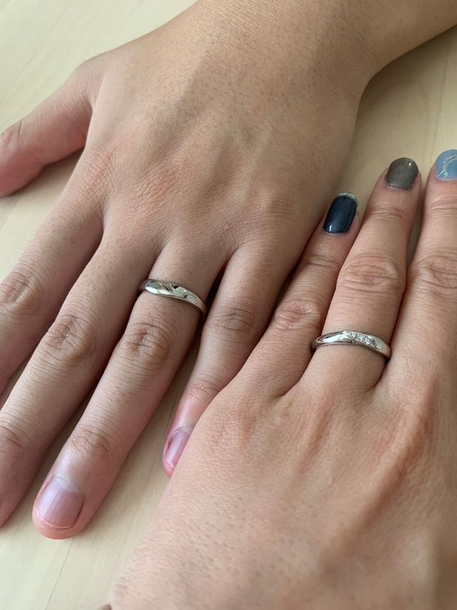 手前が新婦、奥が新郎の手です。