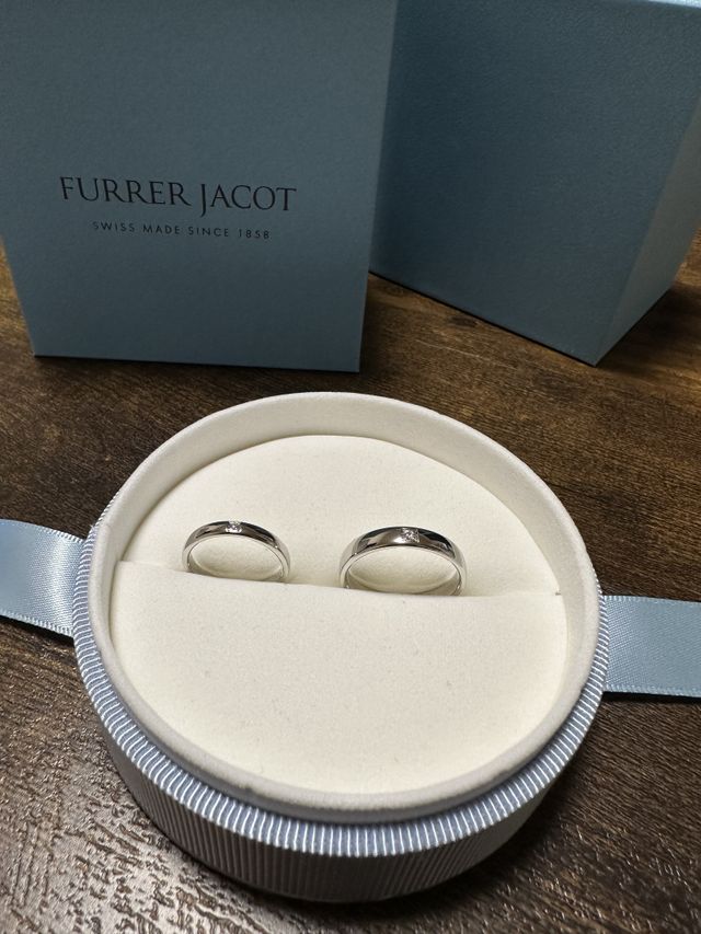 2人の指輪を並べて撮った物です。