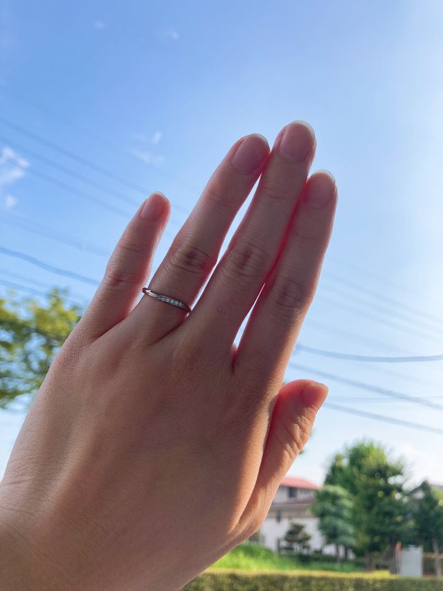 ダイヤがキラキラしてて光に当たるとすごく綺麗に見えます