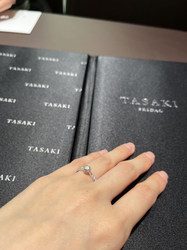 ダイヤモンドが綺麗です。地金も高級感があって素敵でした。、