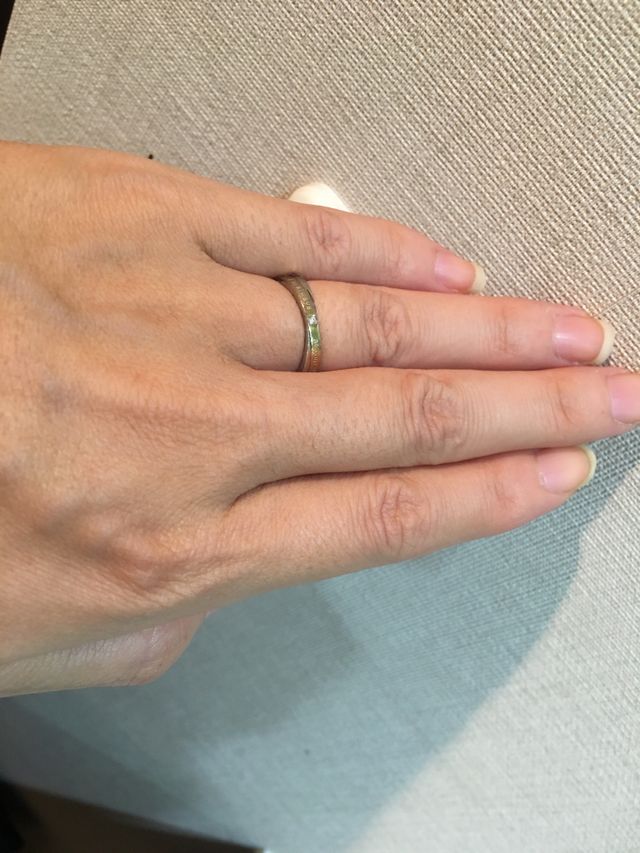 指輪を装着した様子