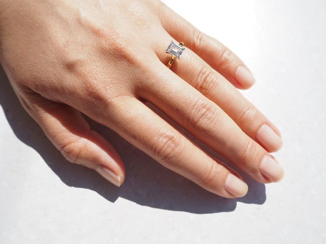 大きいエメラルドカットなのでキラキラでお気に入りです。