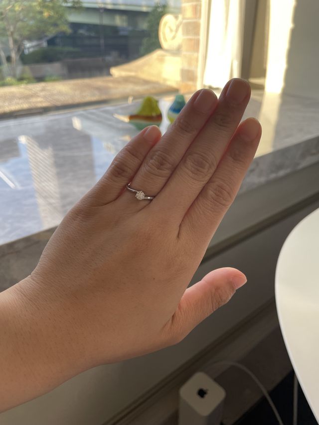 シンフォニアという指輪で、滑らかな曲線に指が長く見えます