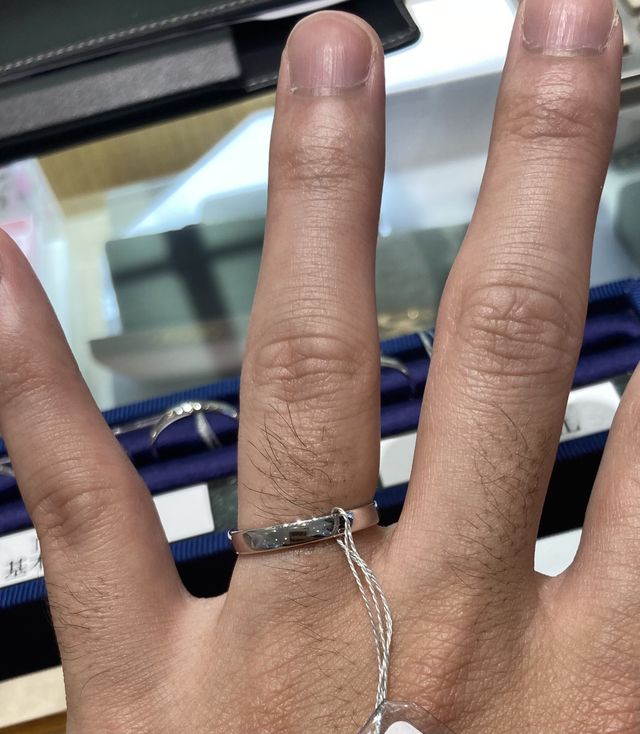 グレイスフルの平打ち、プラチナです。表面加工などはなし。