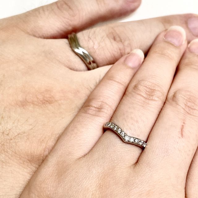 ペアのデザインです。男性の指輪は、珍しいデザインです。