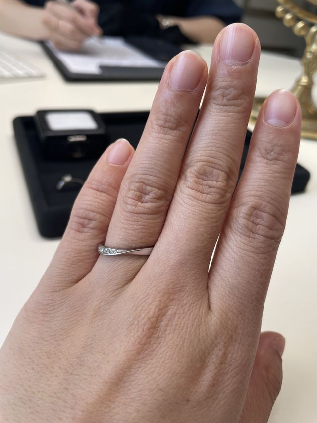 アントルティエの片側だけダイヤモンドが入っているデザインです