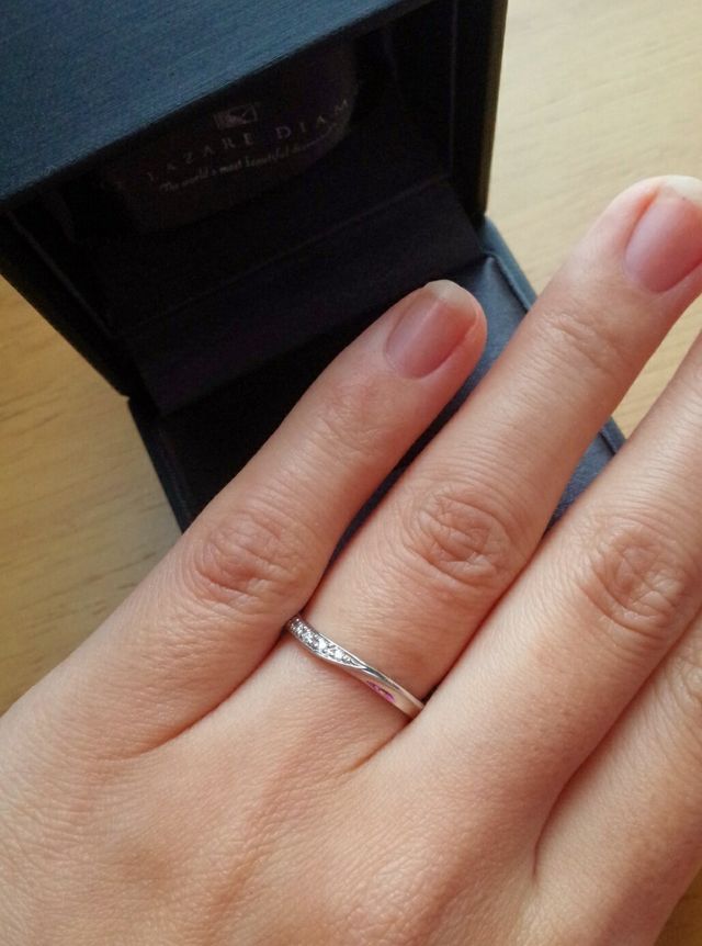 ダイヤの入った部分が中心よりやや左側へ寄るデザイン。