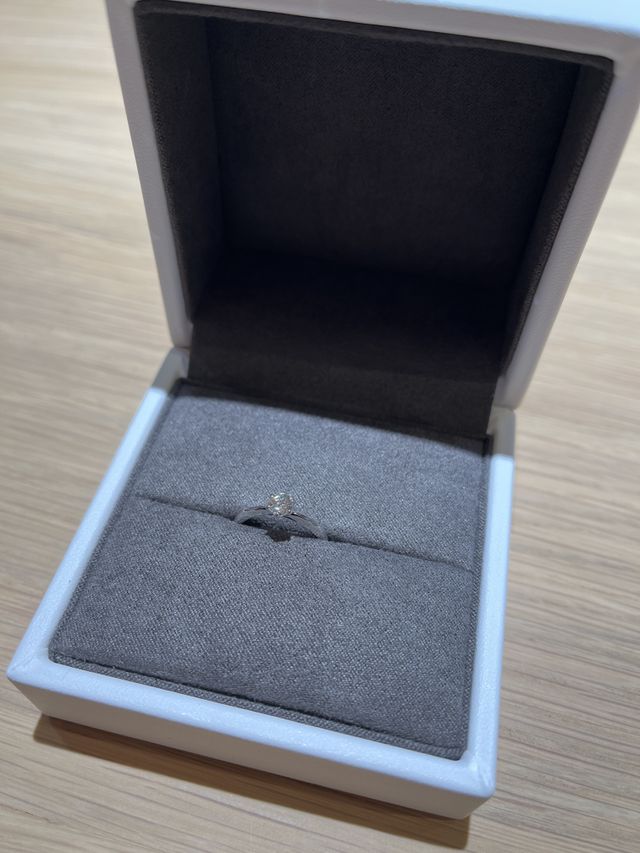 シンプルだけど、素敵なデザインの指輪が欲しくて購入しました。