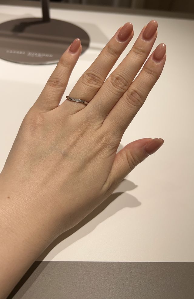 流れるようなダイヤのあしらいが美しいです。