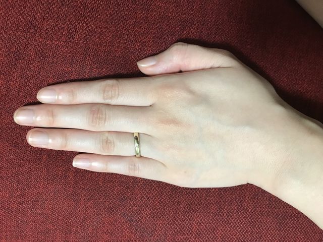 リングの真ん中にダイヤが埋め込まれているタイプ。
