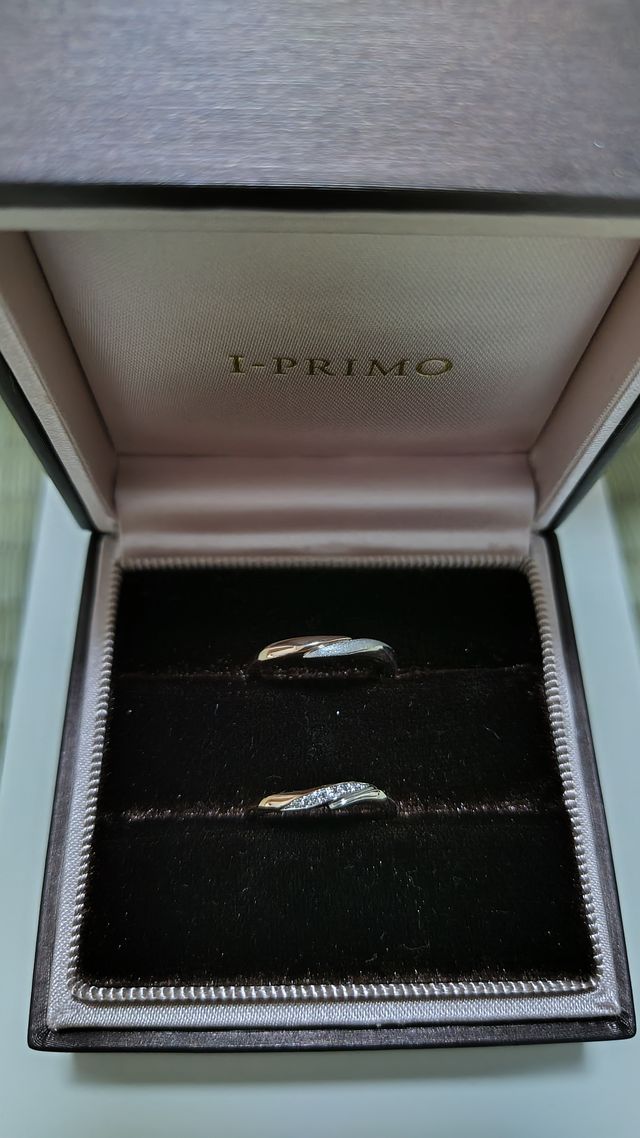 素材はペールブラウンゴールドとプラチナです。