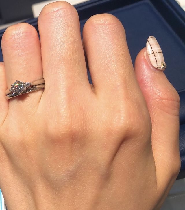 婚約指輪と結婚指輪の重ね付けで試着させていただきました。