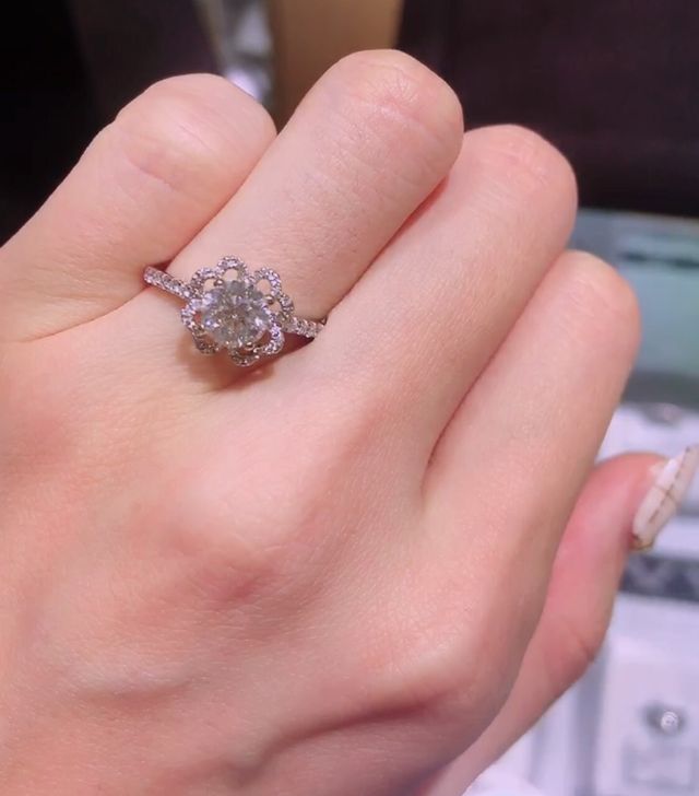 とても大きくてレアなデザインの指輪も試着させてもらいました！