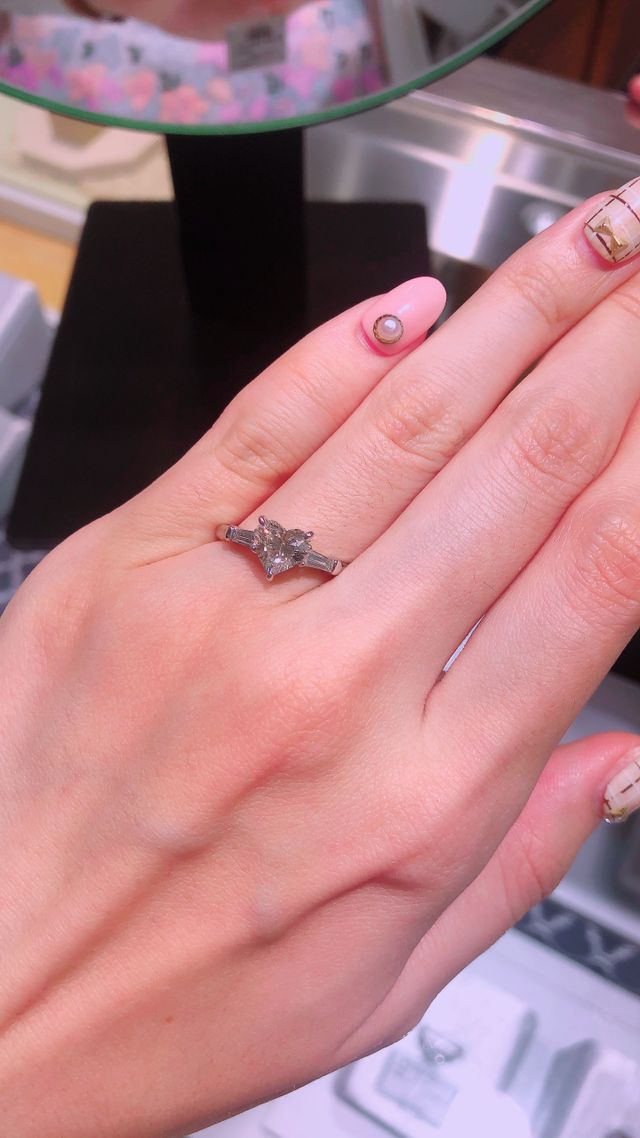 キラキラしていて綺麗な婚約指輪です！