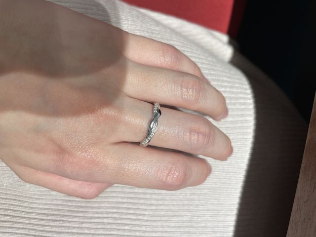 試着時の画像。私の指には大きかったため中指で試着。