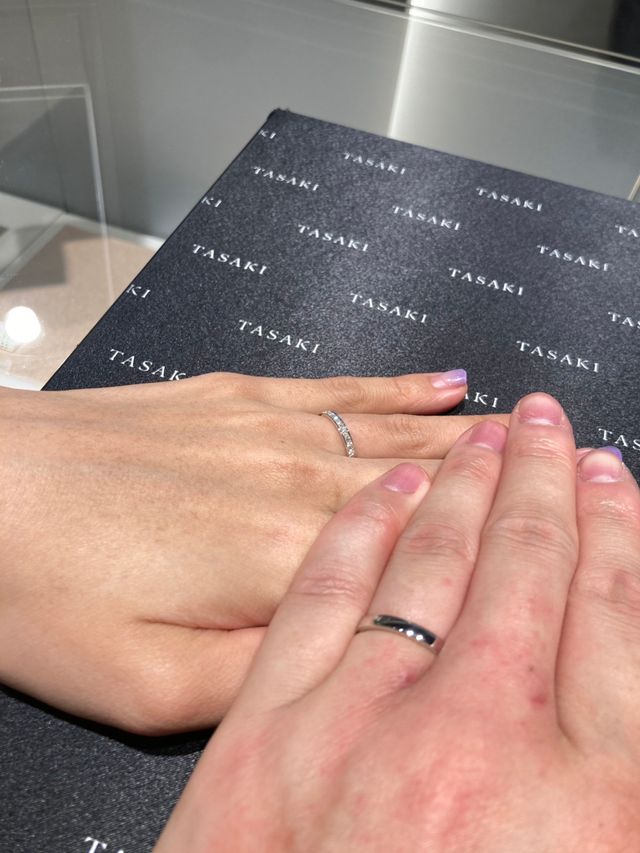 エタニティタイプのリングを試着しました。