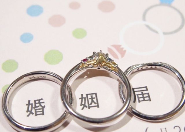 左右の結婚指輪にディズニー100の刻印が入ってます！