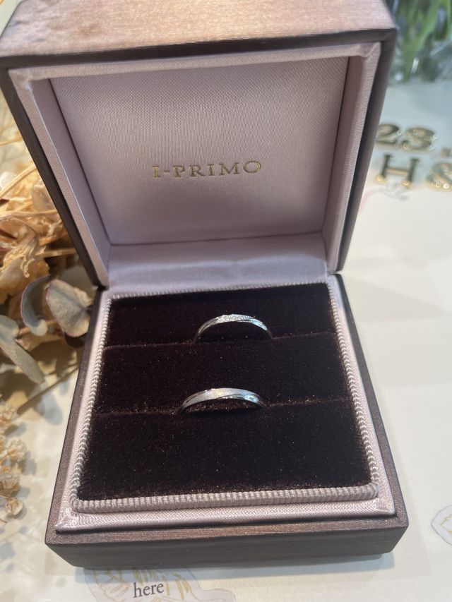 完成した指輪を綺麗に撮影出来るように飾りつけをしてくれた