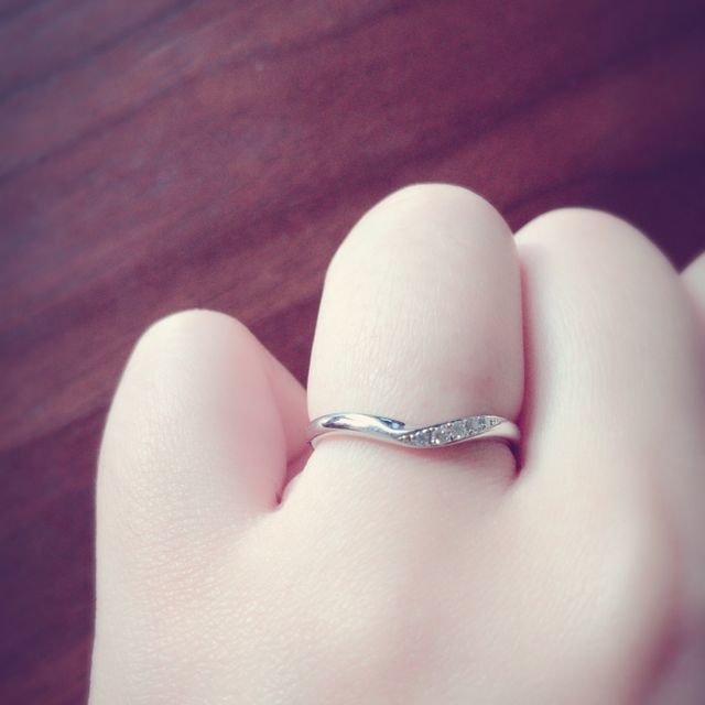結婚指輪。小さく何個かダイヤが入っています。