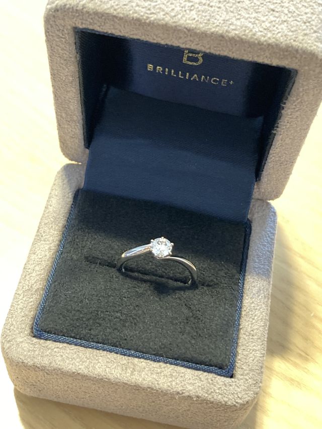 婚約指輪。デザインはシンフォニア。