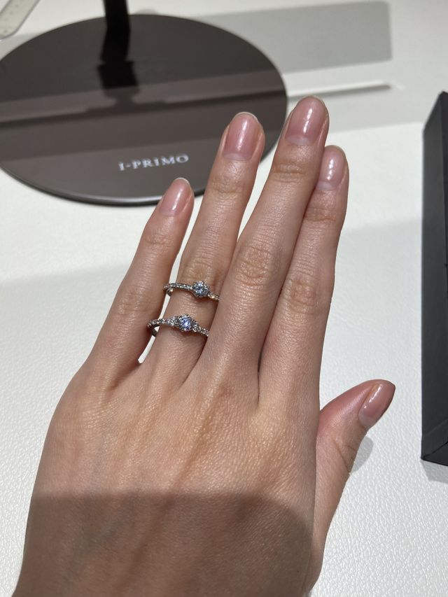 上がコロナーレ、下がアスセラEteという名前の指輪です。
