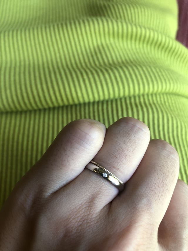 一粒ダイヤが入ったシンプルな指輪です。5万円くらいでした。