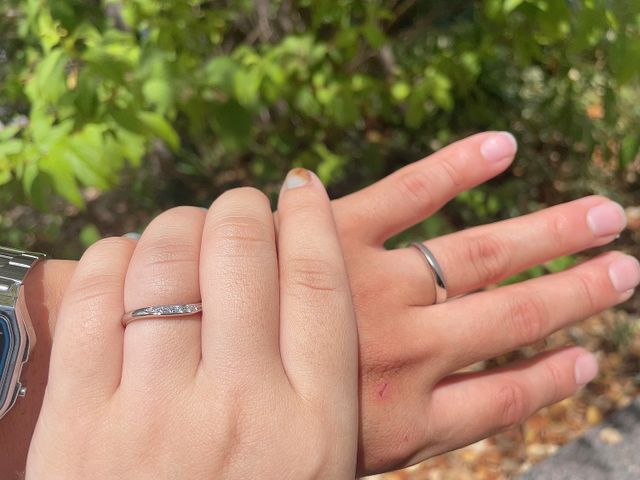 夫婦でデザインは異なりますが、形はウェーブで合わせました