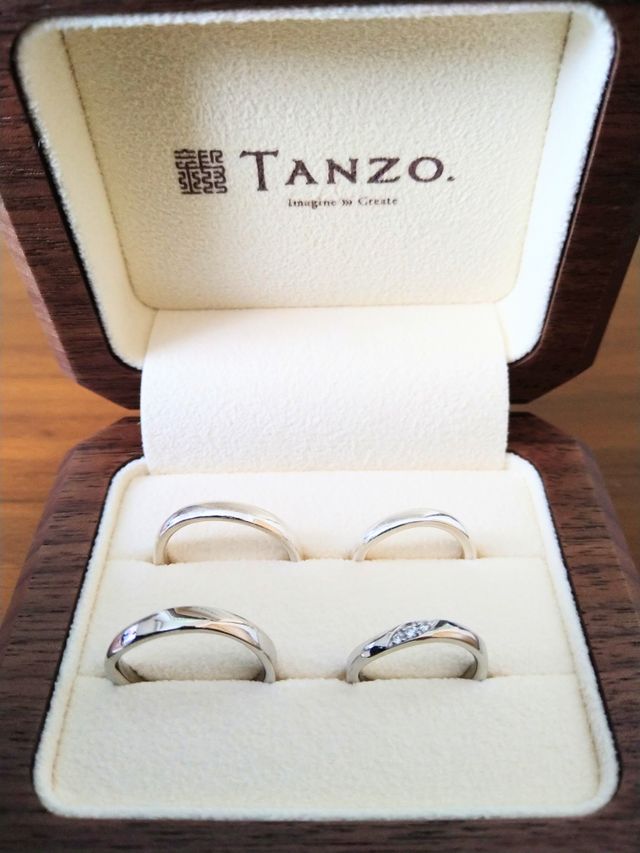 手前が結婚指輪です。さり気なく入った金線がお気に入り