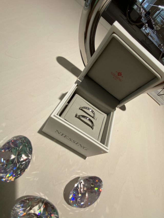 とっても綺麗で着けていて幸せになるような指輪です。