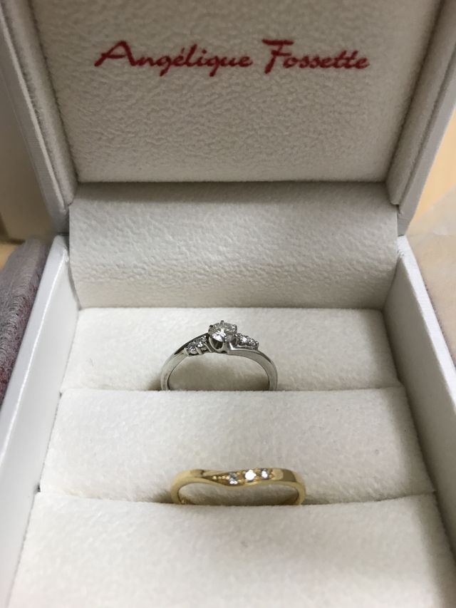 ゴールドと迷いましたが婚約指輪らしく、プラチナに。