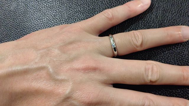 男性が着用するので、仕事にもあまり支障がない物を選びました。