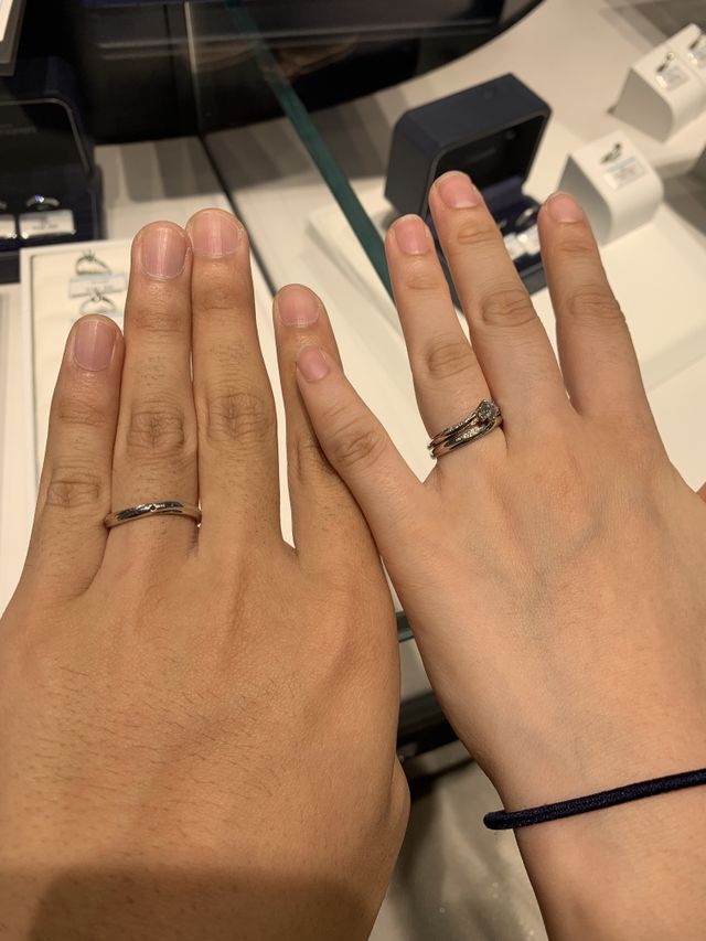 購入した指輪をつけた写真