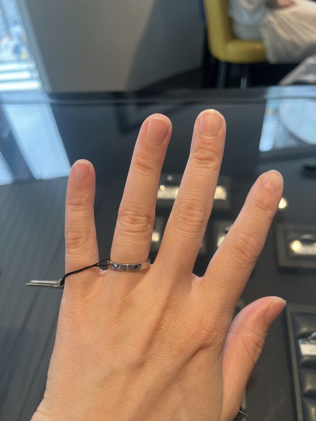 シンプルかつ、平打ちのデザイン